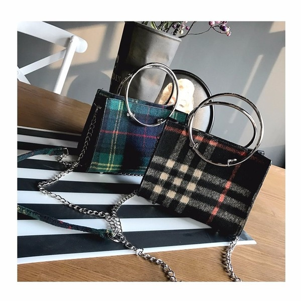 Kis kockás női táska rövid és hosszú füllel