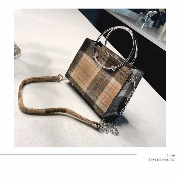 Kis kockás női táska rövid és hosszú füllel