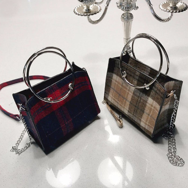 Kis kockás női táska rövid és hosszú füllel