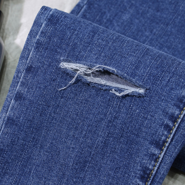 Blugi subțiri de damă simpli, cu petice, potriviti pentru purtarea de zi cu zi, într-o culoare închisă