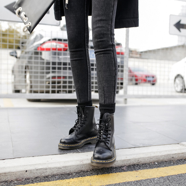 Λεπτά τζιν γυναικεία σε σκούρο χρώμα