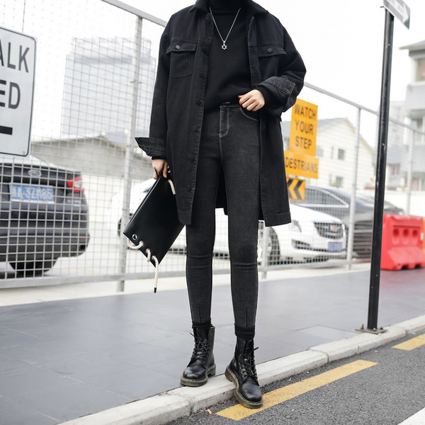 Λεπτά τζιν γυναικεία σε σκούρο χρώμα