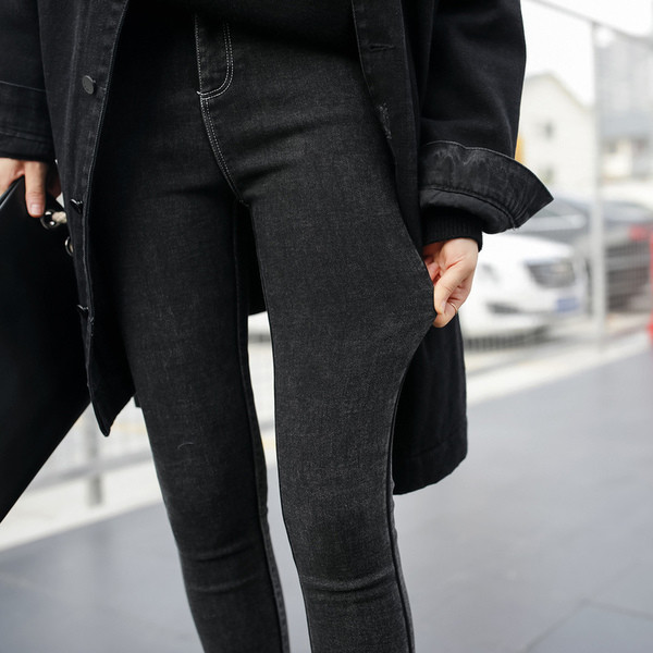Λεπτά τζιν γυναικεία σε σκούρο χρώμα