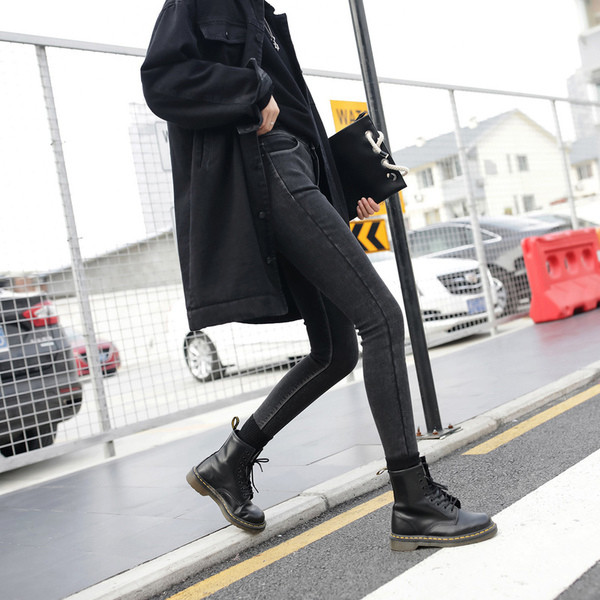 Λεπτά τζιν γυναικεία σε σκούρο χρώμα