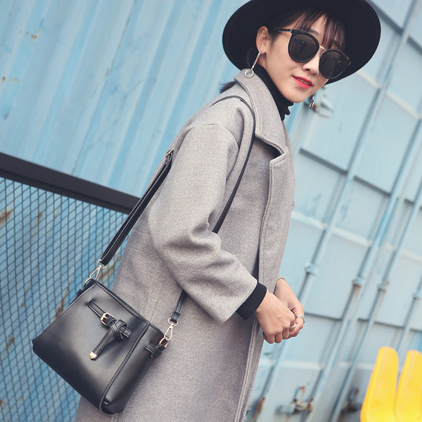 Μικρή γυναικεία τσάντα από οικολογικό δέρμα σε δύο χρώματα