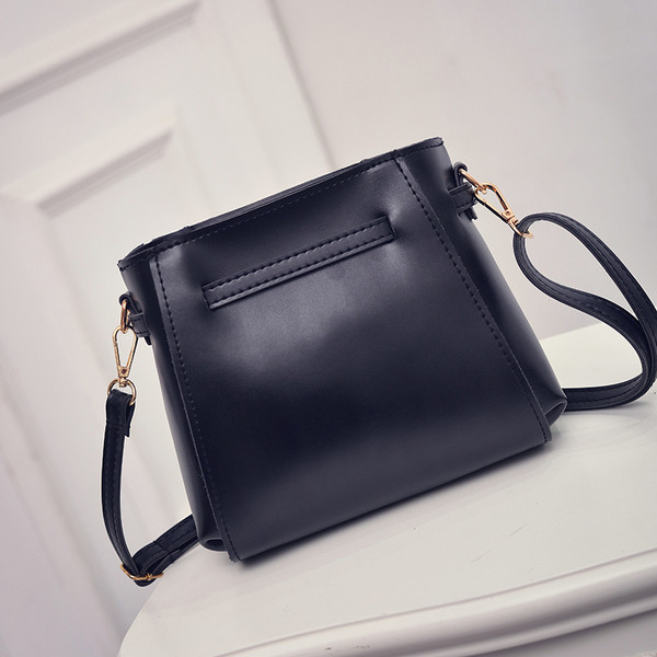 Μικρή γυναικεία τσάντα από οικολογικό δέρμα σε δύο χρώματα