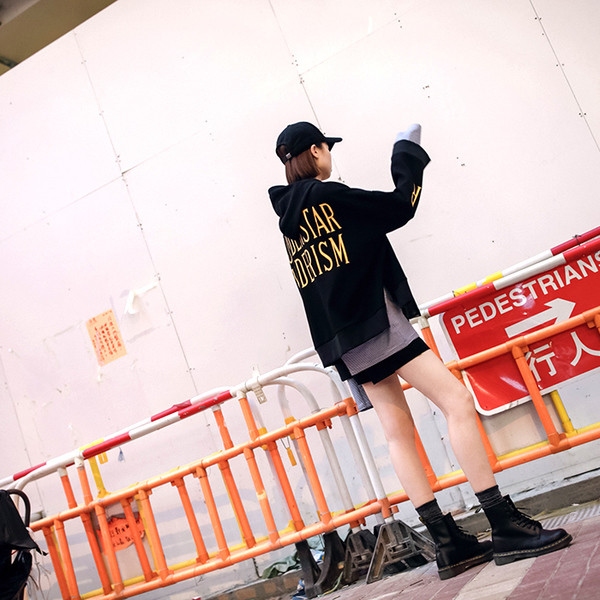 Μοντέρνο γυναικείο φούτερ με κουκούλα σε δύο χρώματα με επιγραφή