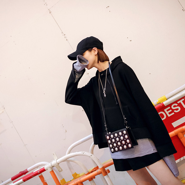 Μοντέρνο γυναικείο φούτερ με κουκούλα σε δύο χρώματα με επιγραφή