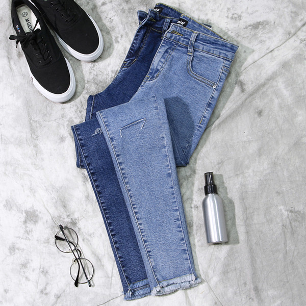 Αθλητικά κομψάγυναικεία τζιν με κρόσσια σε δύο χρώματα