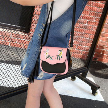 Ежедневна малка дамска чанта с пискюли в различни цветове - в два модела 