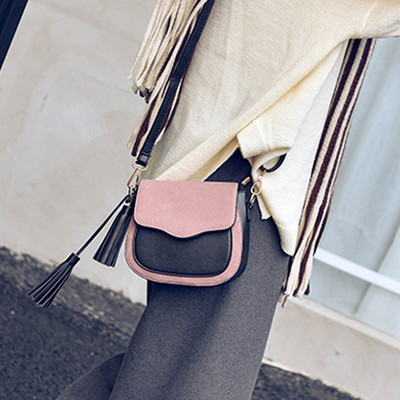 Ежедневна малка дамска чанта с пискюли в различни цветове - в два модела 