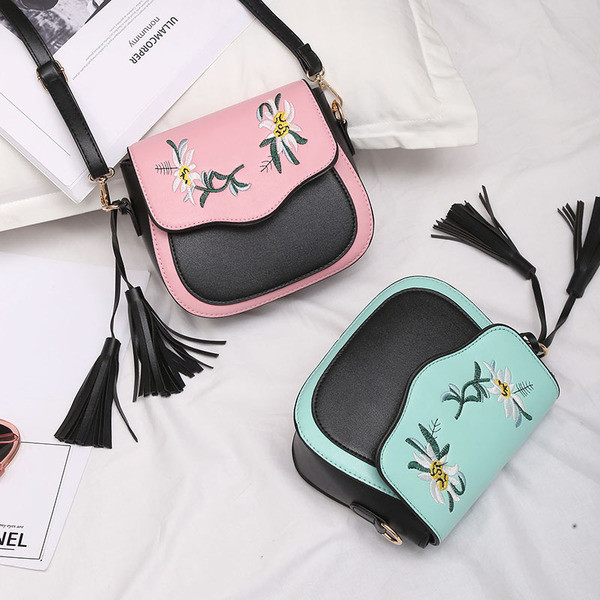 Καθημερινή μικρή γυναικεία τσάντα  με φούντες σε διαφορετικά χρώματα - σε δύο μοντέλα