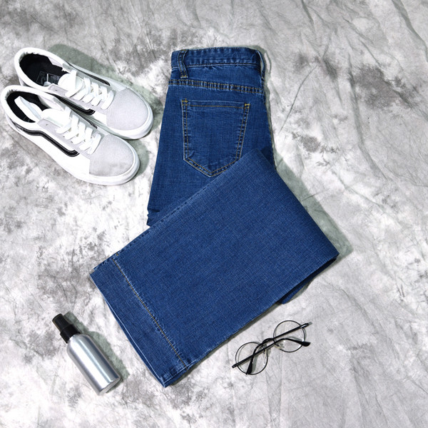 Γυναικεία τζιν σε ένα ευρύ σχέδιο με σχισμή σε σκούρο χρώμα