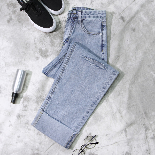 Sportos-elegáns női farmer foltokkal, érdekes szegéllyel világos és sötét színekben