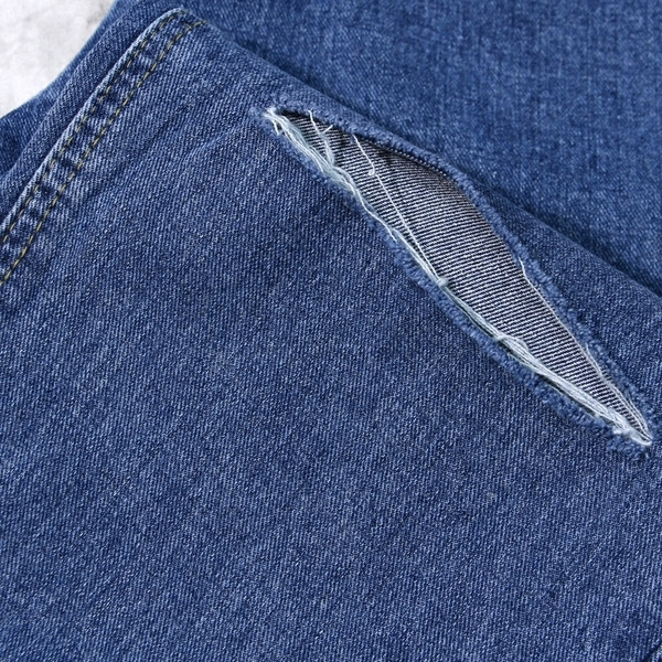 Sportos-elegáns női farmer foltokkal, érdekes szegéllyel világos és sötét színekben