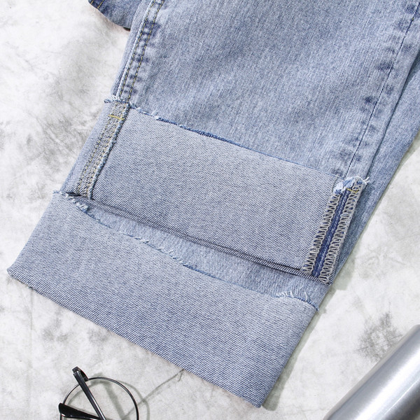 Sportos-elegáns női farmer foltokkal, érdekes szegéllyel világos és sötét színekben