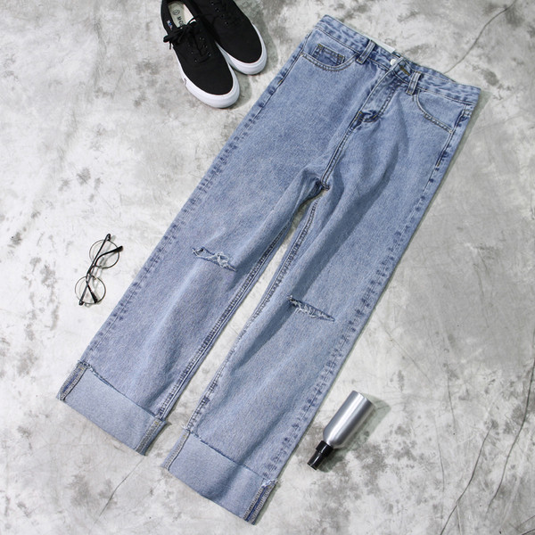 Sportos-elegáns női farmer foltokkal, érdekes szegéllyel világos és sötét színekben