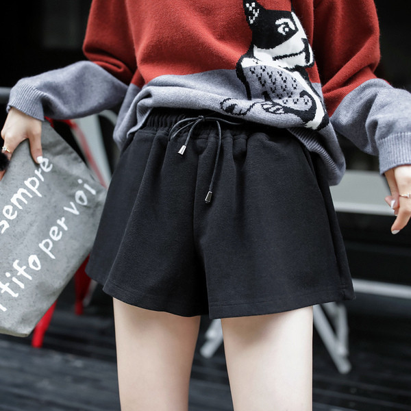 Γυναικεία σορτς σχέδιο ευρείας με συνδέσμους