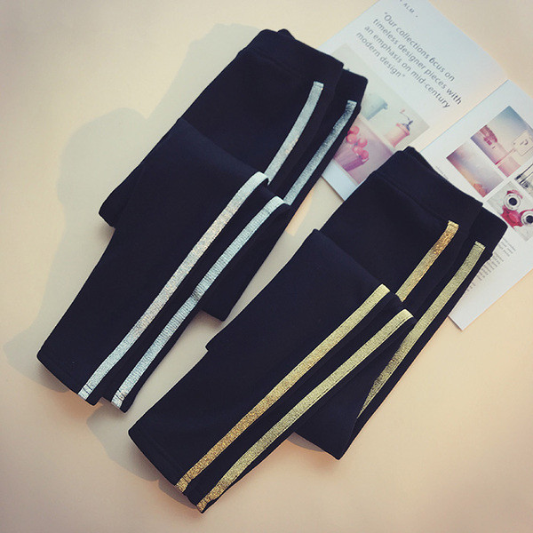 Női sportnadrág széles modellben, ezüst és arany szegéllyel