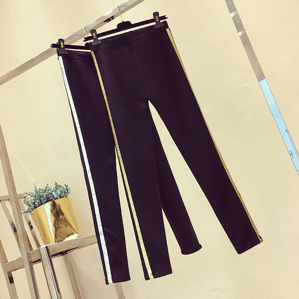 Női sportnadrág széles modellben, ezüst és arany szegéllyel