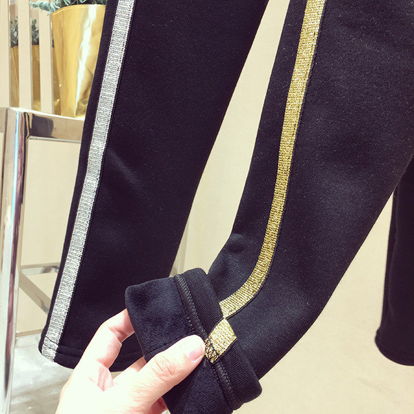 Női sportnadrág széles modellben, ezüst és arany szegéllyel