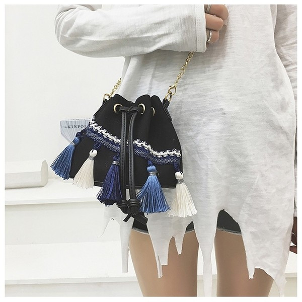 Καθημερινή γυναικεία τσάντα με έγχρωμες φούντες και μεγάλη λαβή από μέταλλο