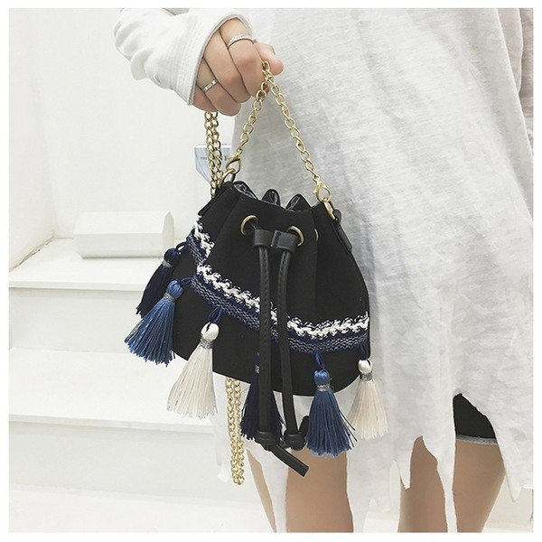 Καθημερινή γυναικεία τσάντα με έγχρωμες φούντες και μεγάλη λαβή από μέταλλο