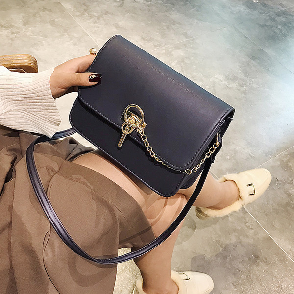 Mini geanta casual de dama din piele ecologica cu o inchidere interesanta