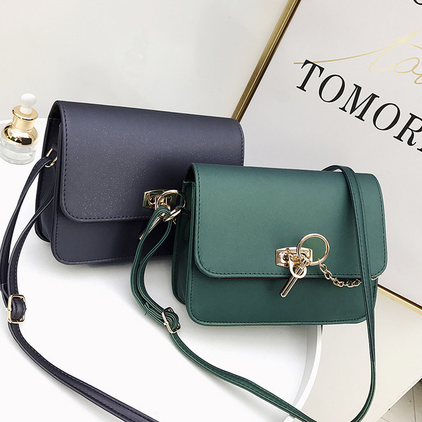 Mini geanta casual de dama din piele ecologica cu o inchidere interesanta