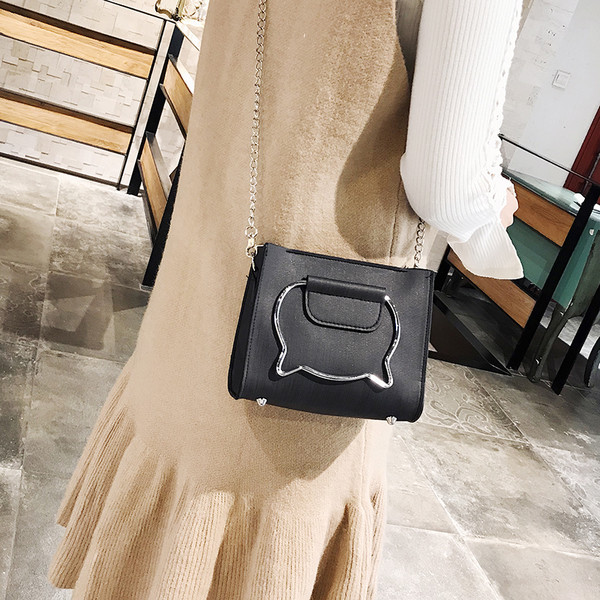 Σύγχρονη μικρή γυναικεία τσάντα  με μίνι πορτοφόλι με δύο μεταλλικές λαβές