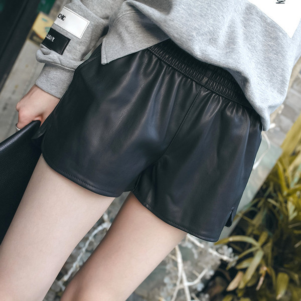 Pantaloni scurți de damă curați cu buzunare din piele ecologică