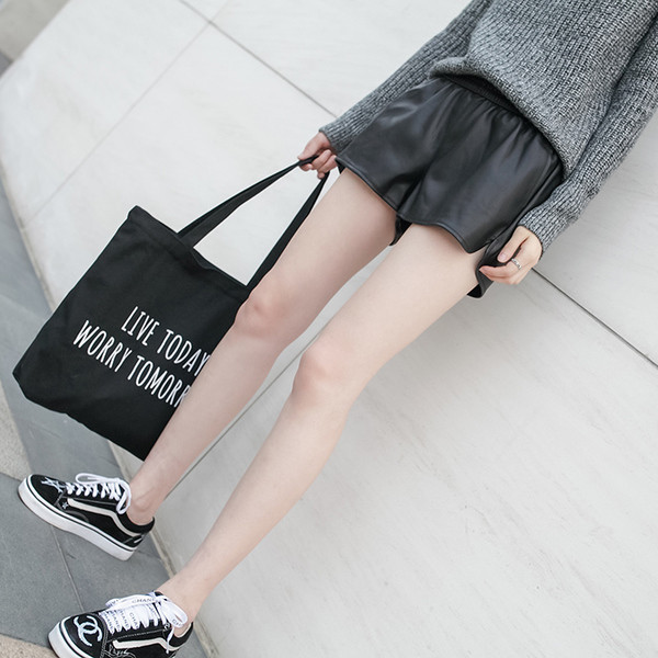 Pantaloni scurți de damă curați cu buzunare din piele ecologică