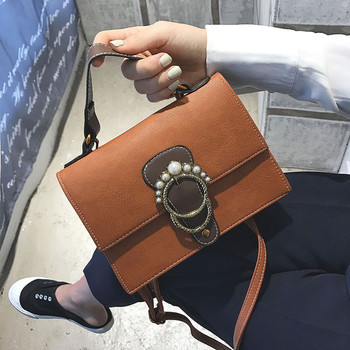 Модерна дамска чанта с дълга дръжка и интересна декорация 