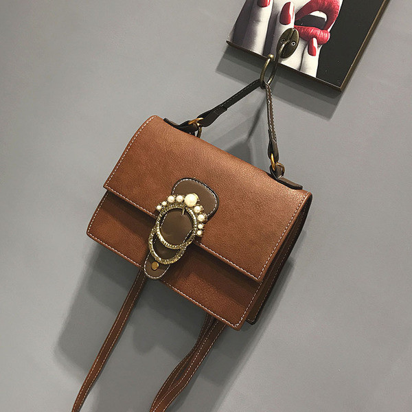 Модерна дамска чанта с дълга дръжка и интересна декорация 