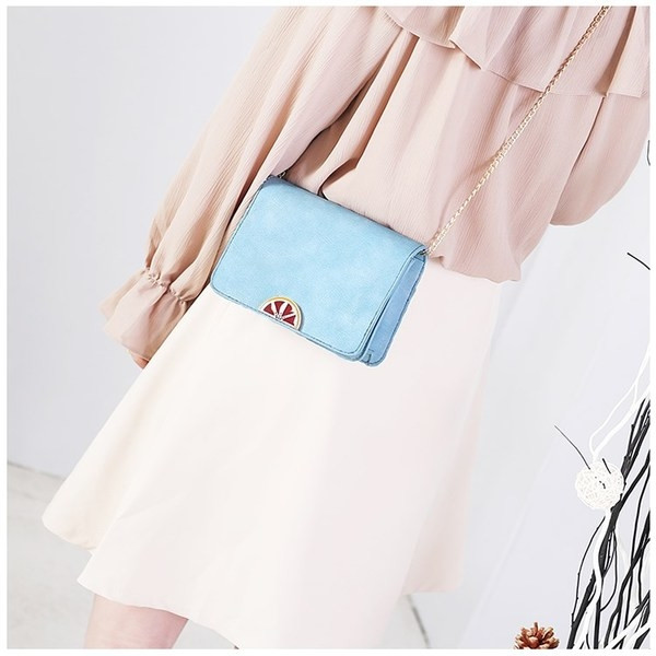 Άνετη γυναικεία σάντα μίνι  στον ώμο με μεταλλική λαβή σε διαφορετικά χρώματα