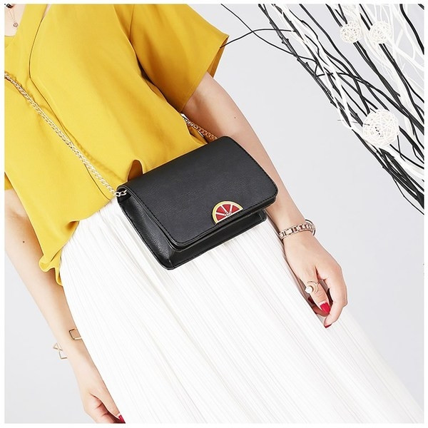 Άνετη γυναικεία σάντα μίνι  στον ώμο με μεταλλική λαβή σε διαφορετικά χρώματα