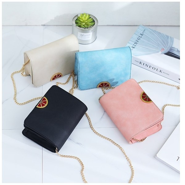 Άνετη γυναικεία σάντα μίνι  στον ώμο με μεταλλική λαβή σε διαφορετικά χρώματα