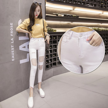 Модерен дамски панталон в бял цвят с разкъсан мотив и интересен подгъв