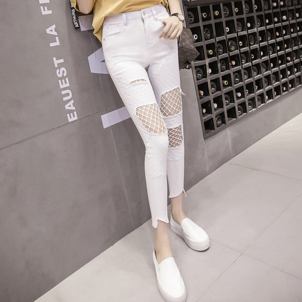 Μοντέρνα λευκά παντελόνια με ενδιαφέρον στρίφωμα