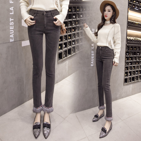 Sima női farmer hímzéssel és bolyhokkal, két színben