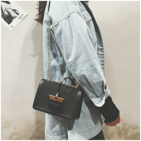 Μικρή γυναικεία τσάντα  από οικολογικό δέρμα στον ώμο σε δύο χρώματα