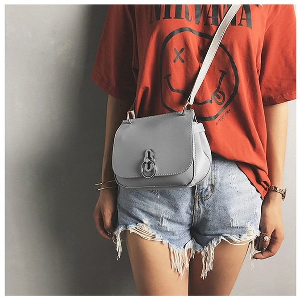 Καθημερινή γυναικεία τσάντα από οικολογικό δέρμα με ενδιαφέρουσα στερέωση σε διάφορα χρώματα