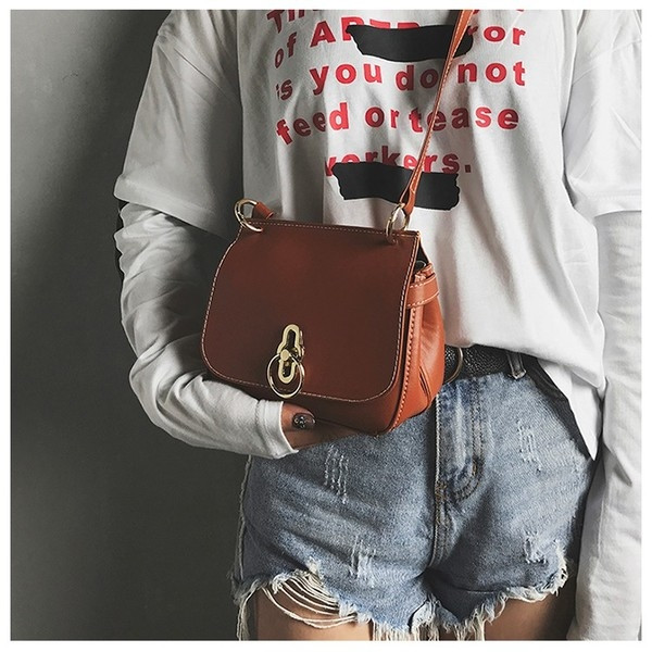 Καθημερινή γυναικεία τσάντα από οικολογικό δέρμα με ενδιαφέρουσα στερέωση σε διάφορα χρώματα