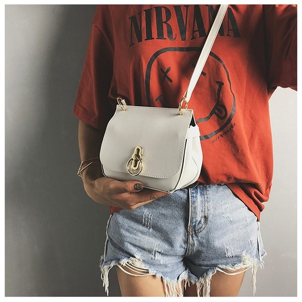 Καθημερινή γυναικεία τσάντα από οικολογικό δέρμα με ενδιαφέρουσα στερέωση σε διάφορα χρώματα