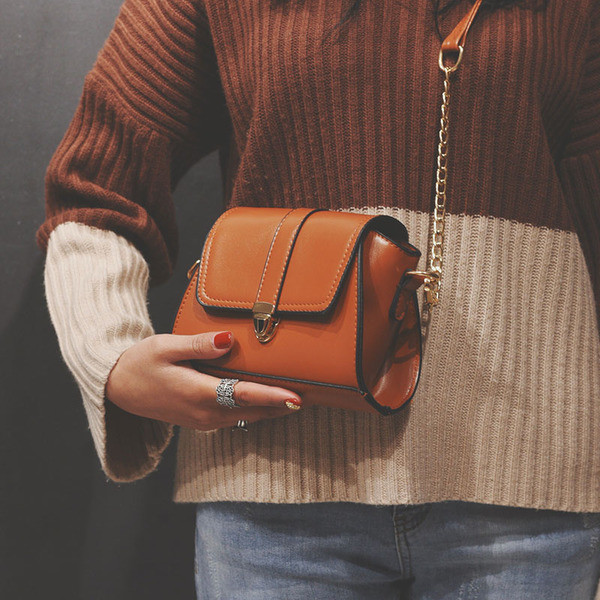 Απλή γυναικεία τσάντα μίνι με μεγάλη λαβή σε διάφορα χρώματα