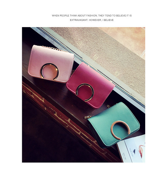 Κομψή μικρή γυναικεία τσάντα με μεγάλη μεταλλική λαβή σε διάφορα χρώματα