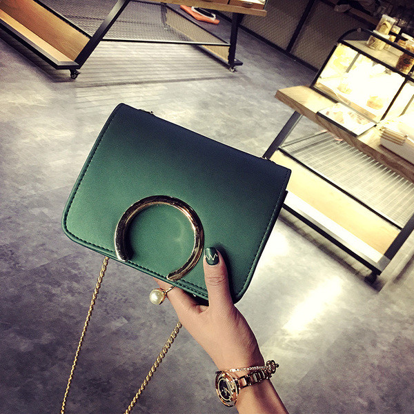 Κομψή μικρή γυναικεία τσάντα με μεγάλη μεταλλική λαβή σε διάφορα χρώματα