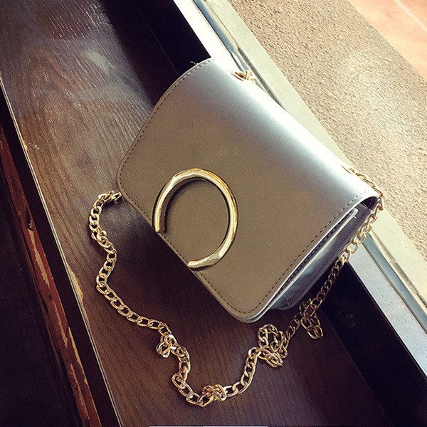 Κομψή μικρή γυναικεία τσάντα με μεγάλη μεταλλική λαβή σε διάφορα χρώματα