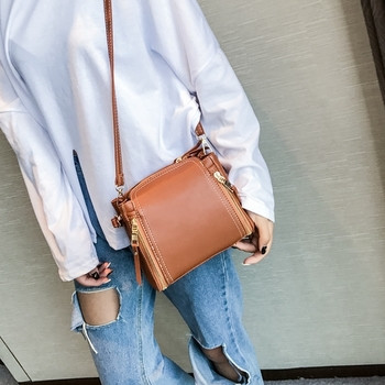 Ежедневна дамска малка чанта с ципове през рамо в няколко цвята 