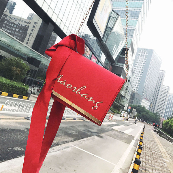 Μίνι γυναικεία σάντα με κορδέλα και μακρά μεταλλική λαβή σε διάφορα χρώματα